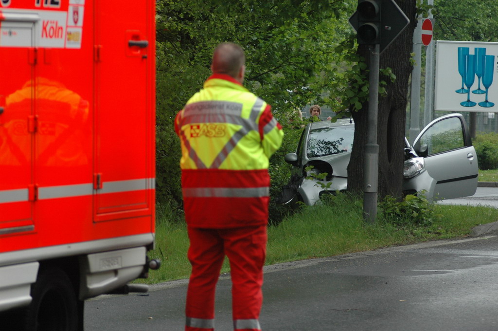 PKW gegen Baum Godorf Godorfer Hauptstr P16.jpg